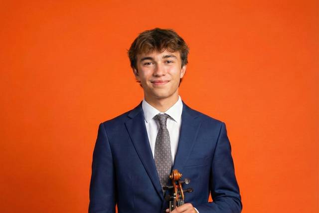 Mateo Thode en tenue de soirée