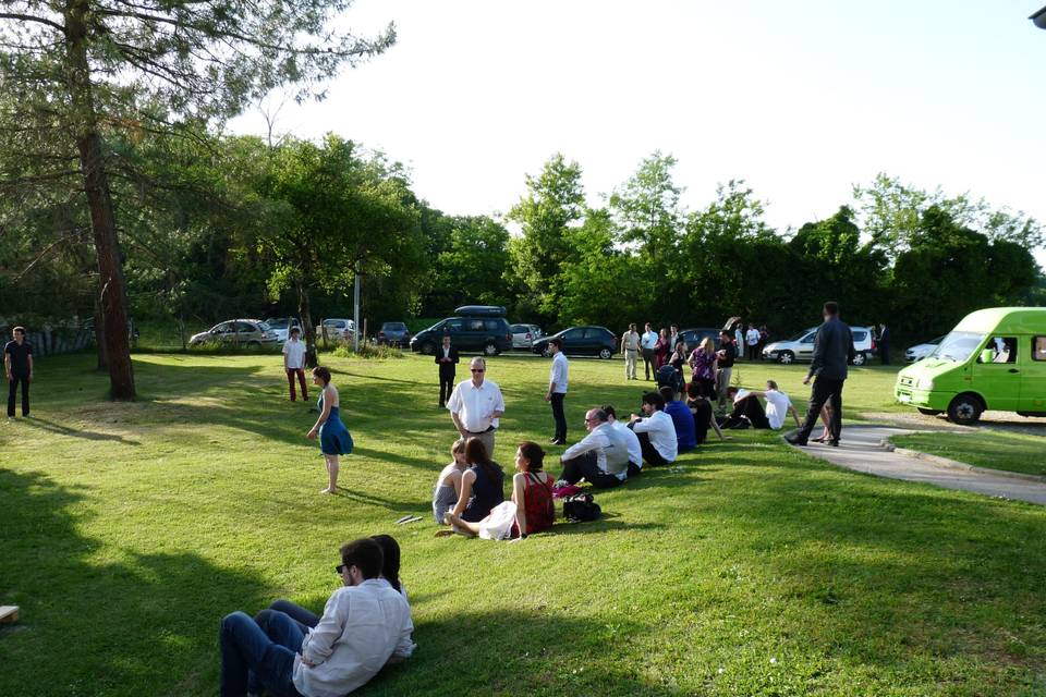 L'apéritif dans l'herbe