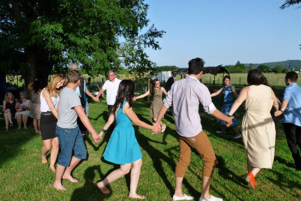 Danse dans l'herbe