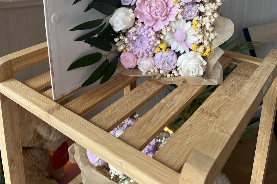 Livre en fleur de cire