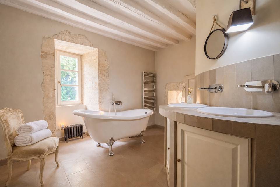Salle de bain avec baignoire