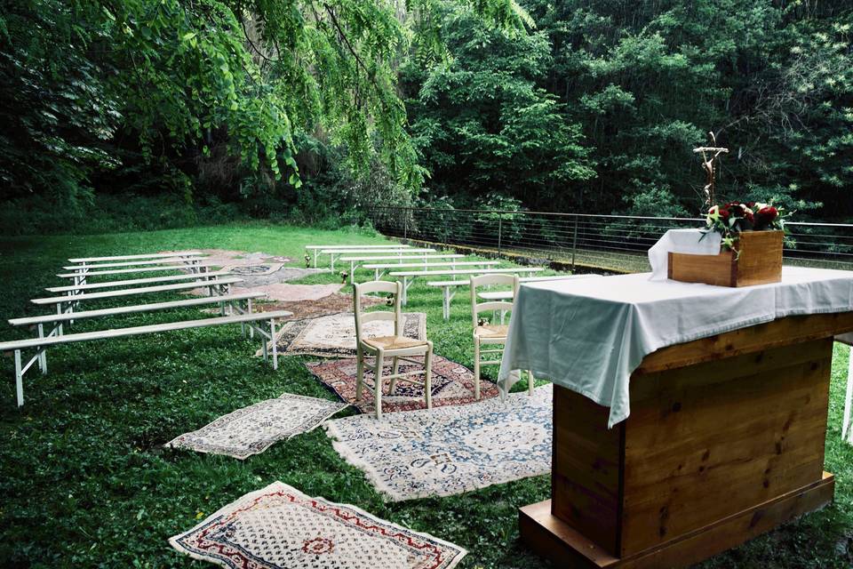 Cérémonie religieuse en forêt