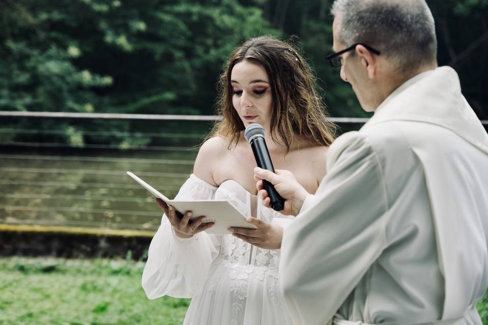 Cérémonie religieuse en forêt