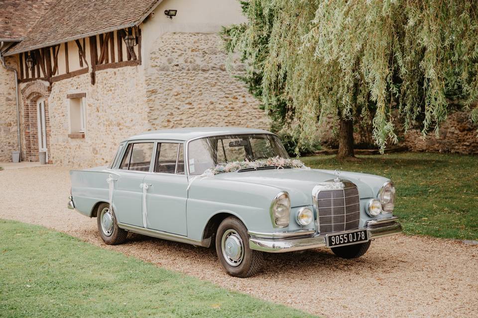 Voiture fleurie