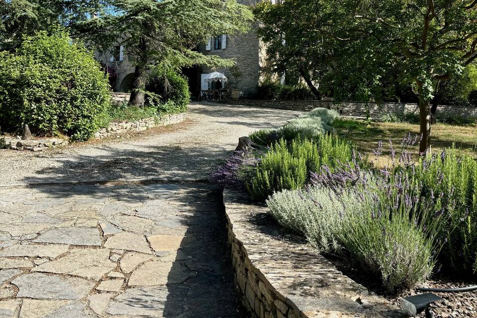 Allée depuis parking