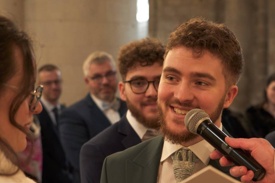 Le marié au micro