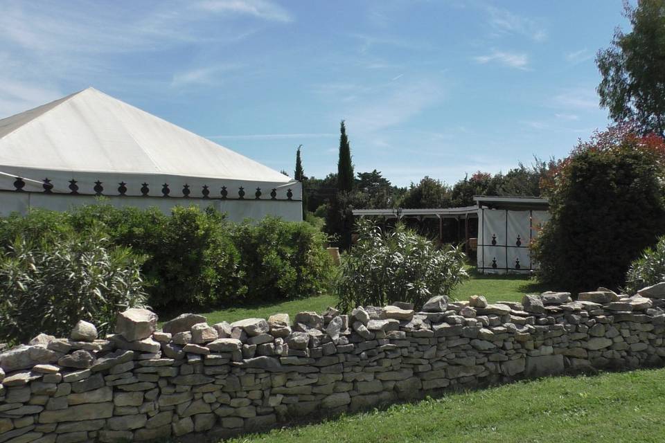 La tente caïdale et la salle