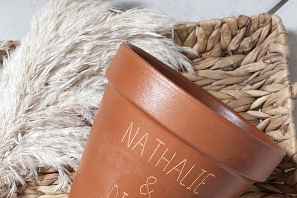 Gravure sur pot en terre cuite