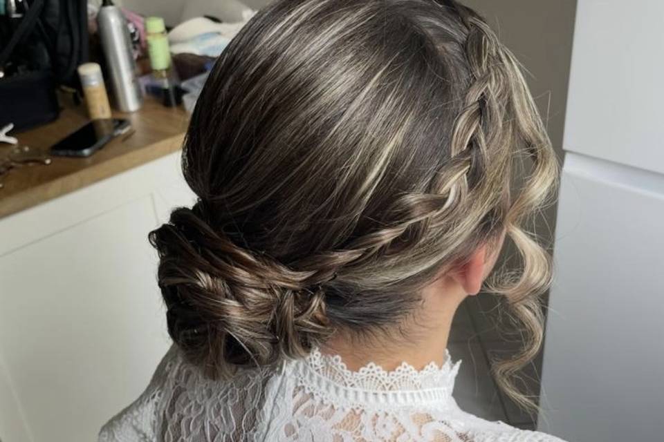 Coiffure invitée chignon bas