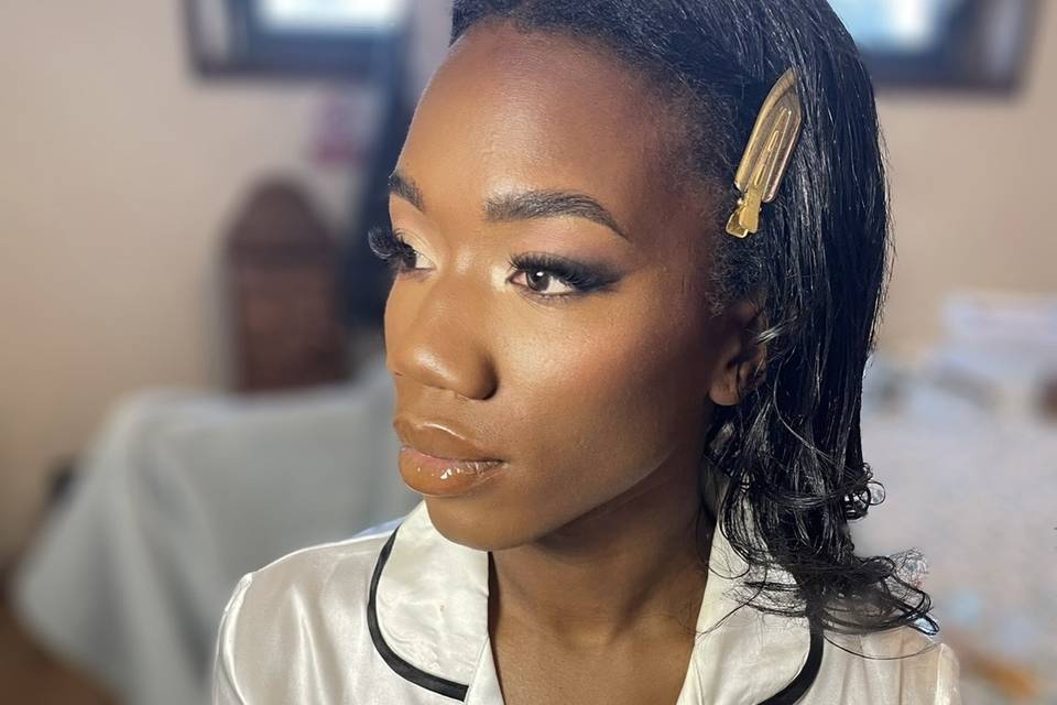 Glowy make up on the bride