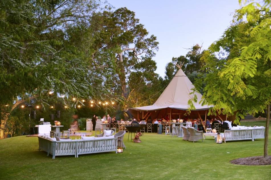 Tipi géant dans jardin