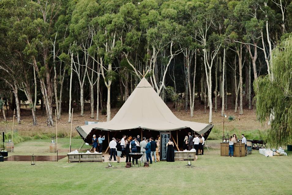 Tipi dans jardin