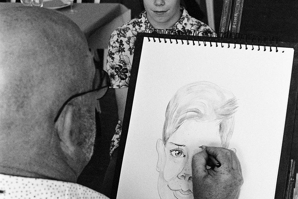 Caricaturiste concentré ...