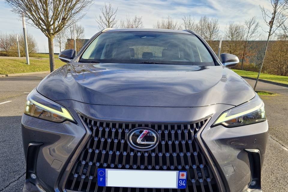 Lexus de face