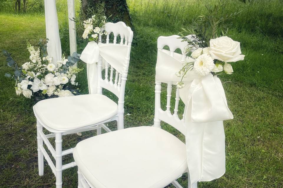 Décoration chaises des mariés