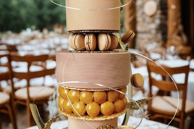 Wedding croq macarons