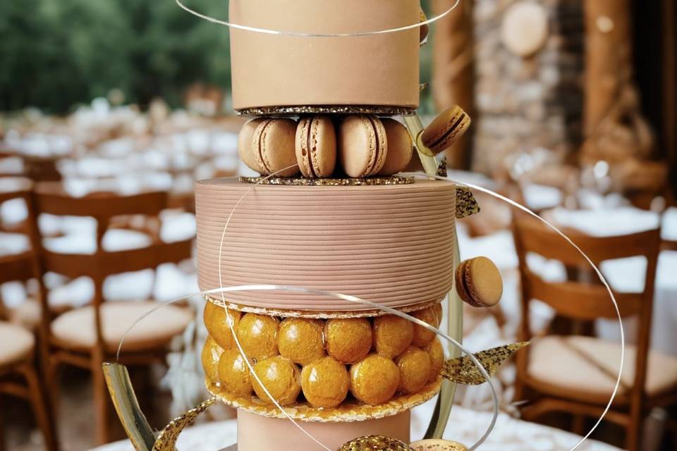 Wedding croq macarons