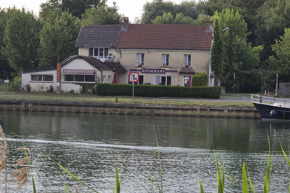 Le bac face à la marne