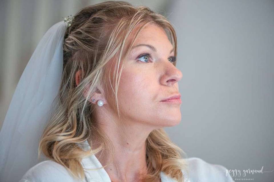 En plein maquillage mariée