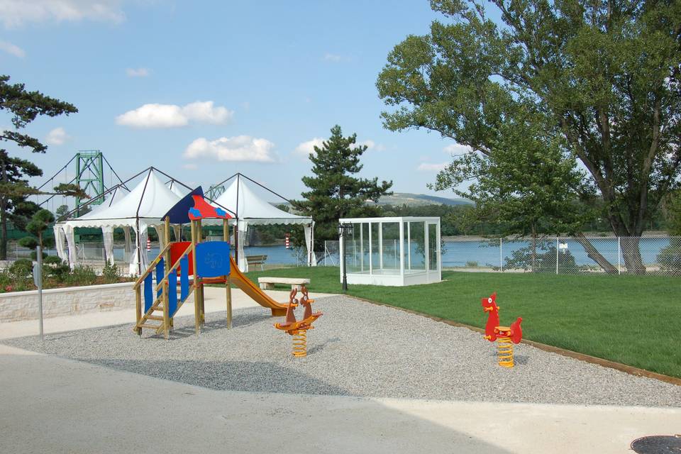 Parc avec jeux d'enfants