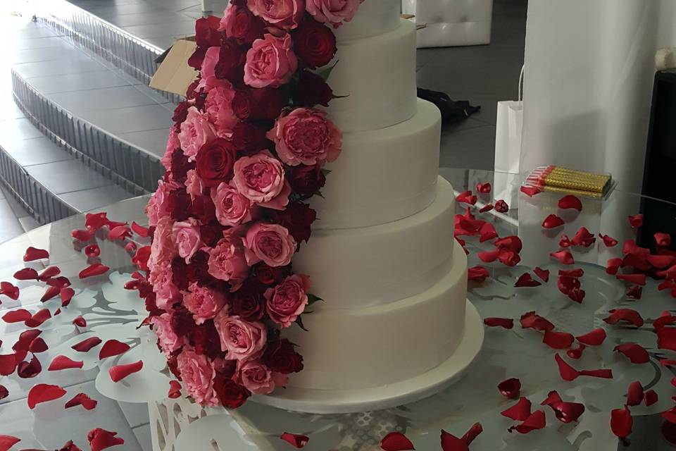 Wedding cake tombé de roses