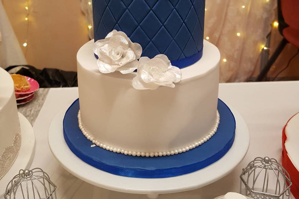 Wedding cake bleu roi