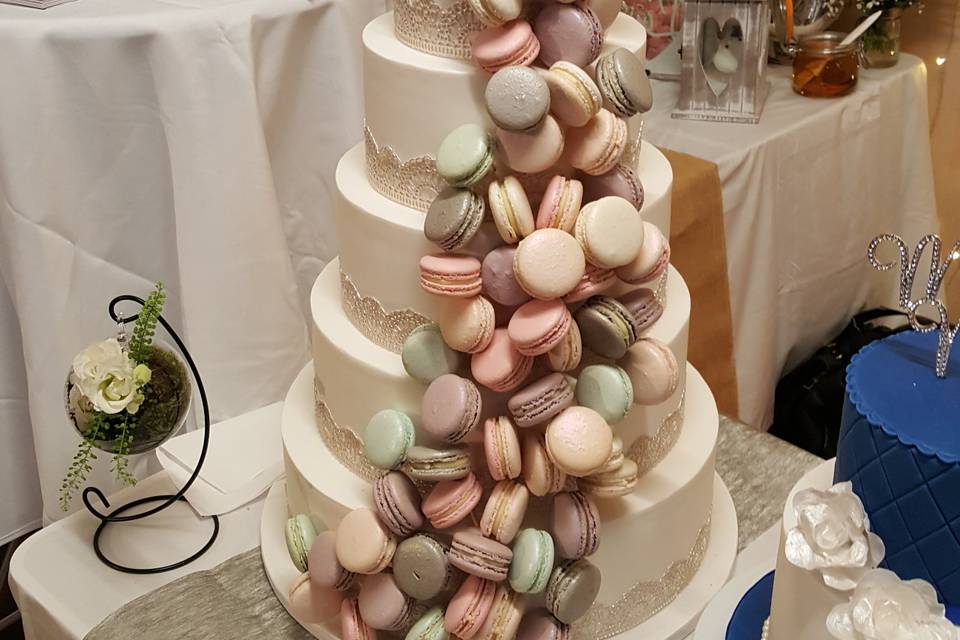Wedding cake macarons