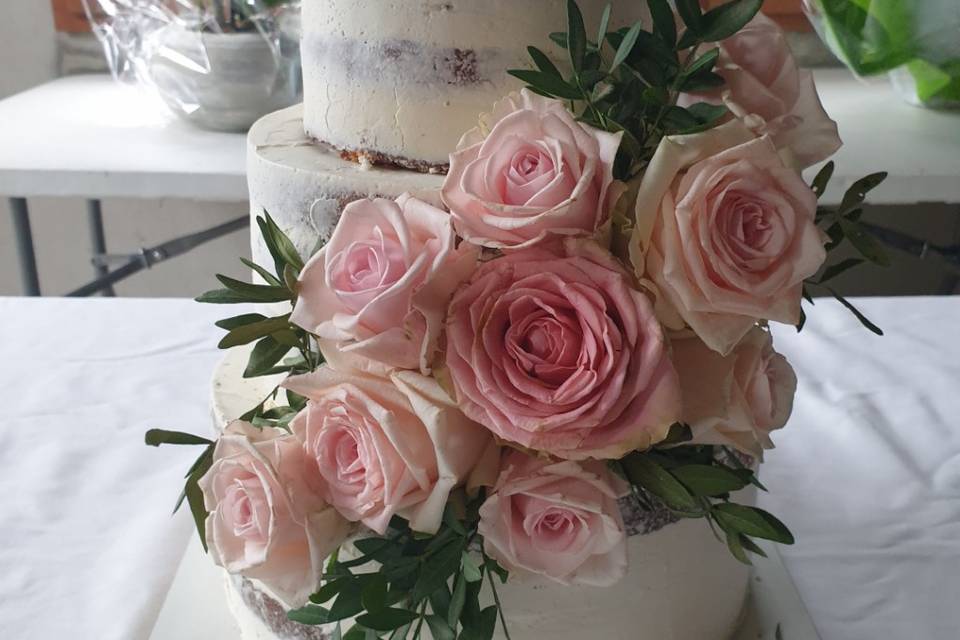 Naked cake roses