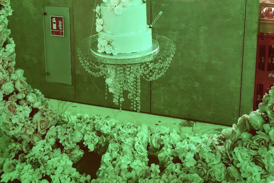 Gâteau suspendu sur arche