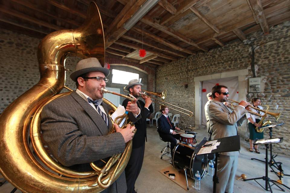 Banda dans la salle aux pierre