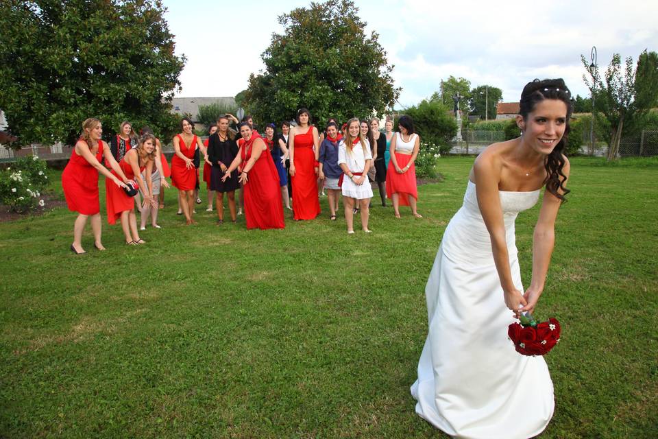 Lancer de bouquet dans le parc