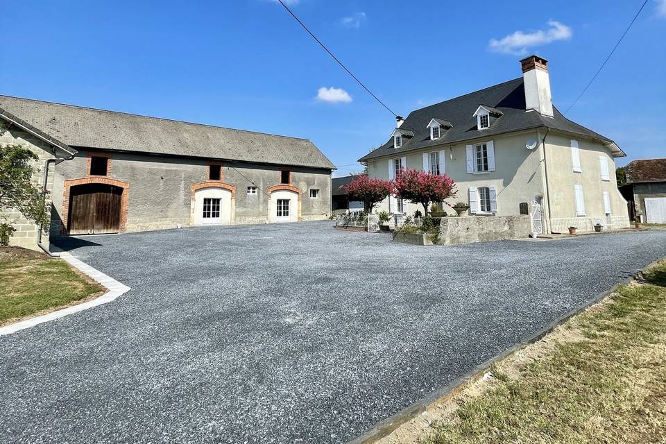 Vue cour et maison de maître