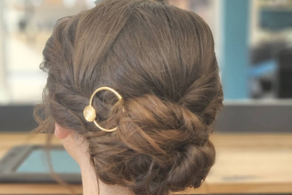 Chignon bas avec broche