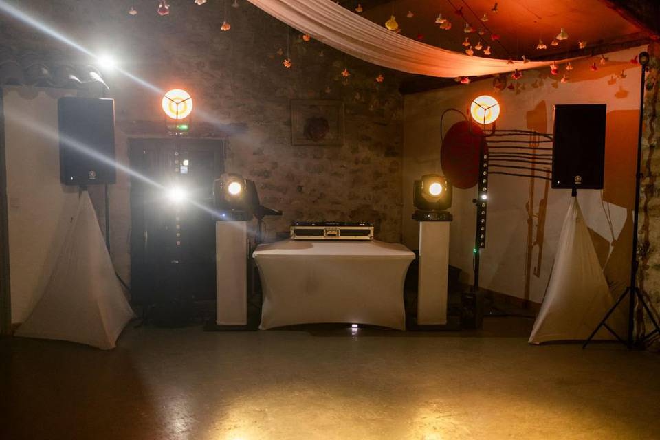 Wedding stand DJ