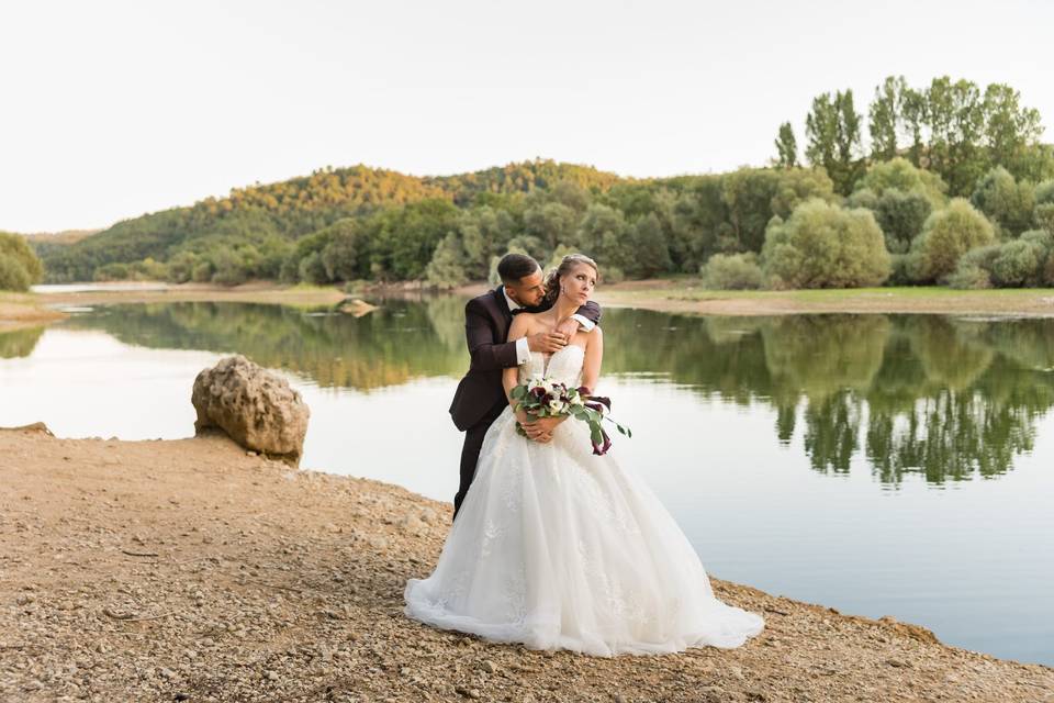 Photo de couple bord du lac