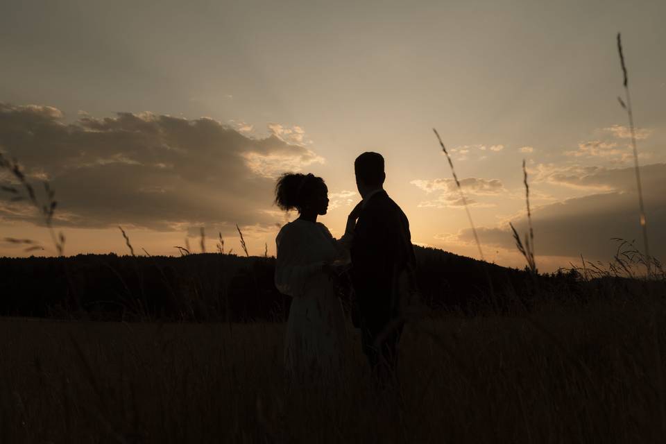 Mariés au coucher de soleil