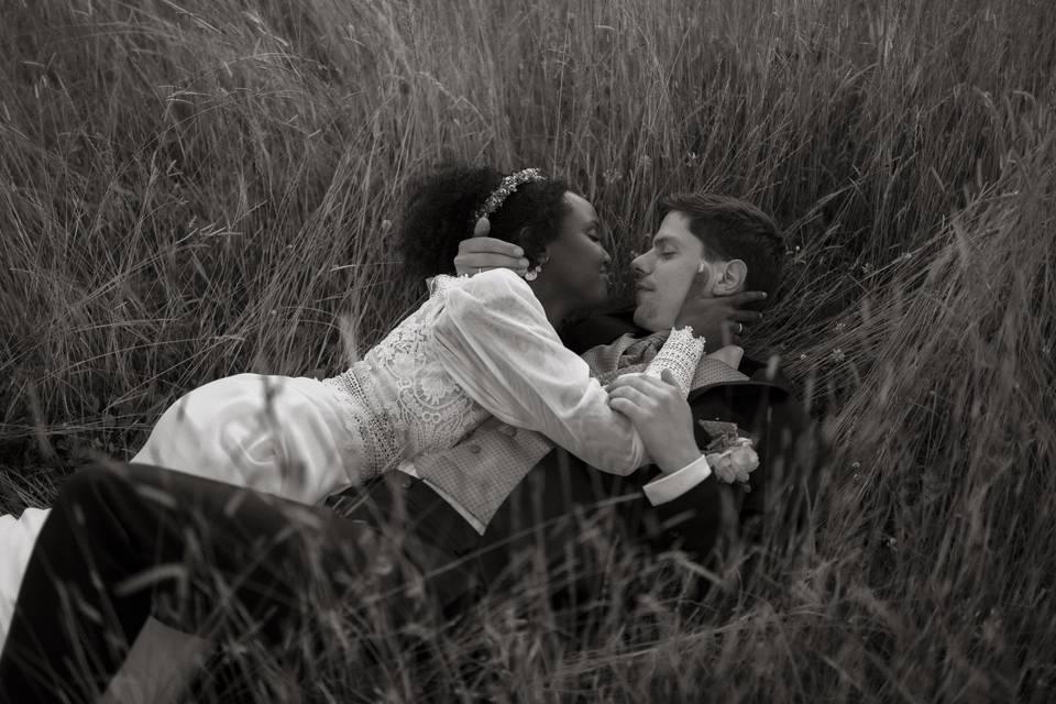 Séance couple dans les herbes