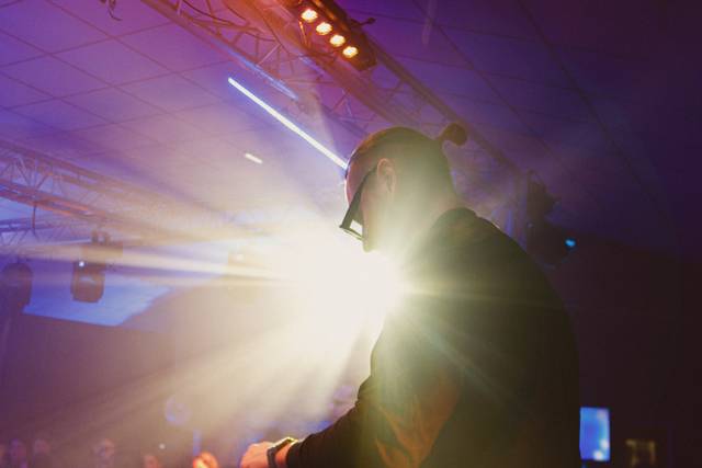 DJ professionnel en action