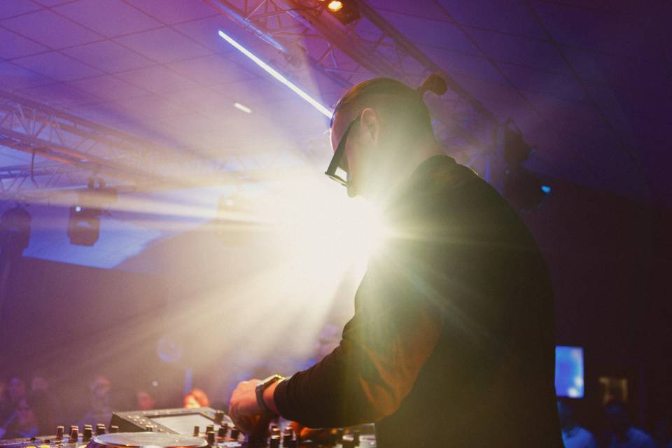 DJ professionnel en action