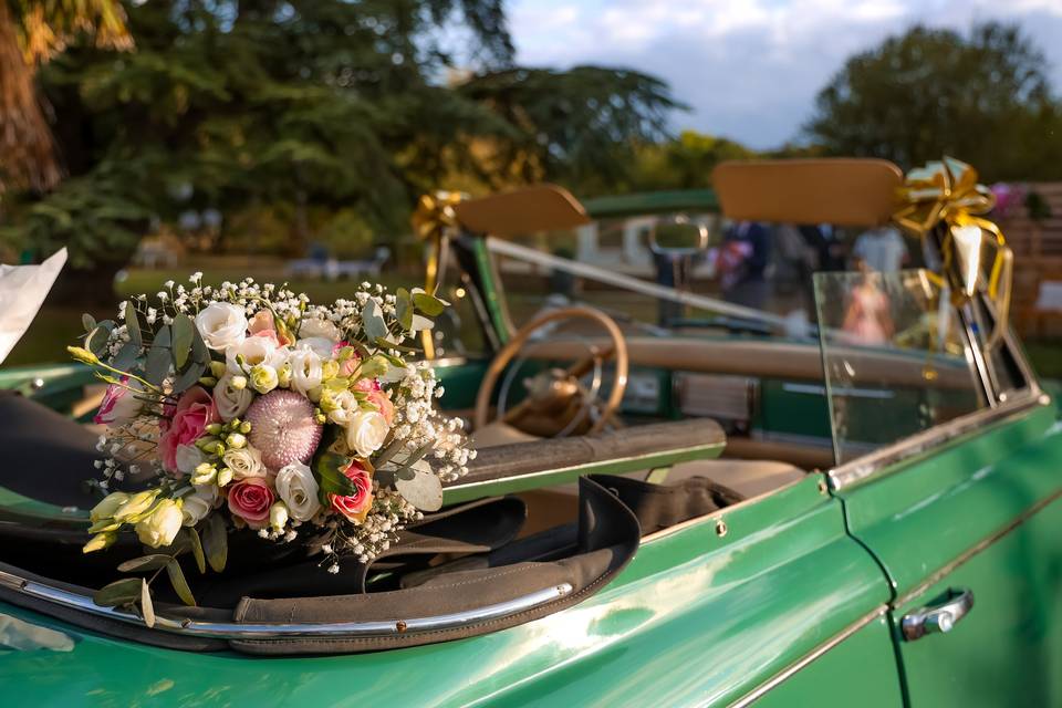 Fleurs et voiture