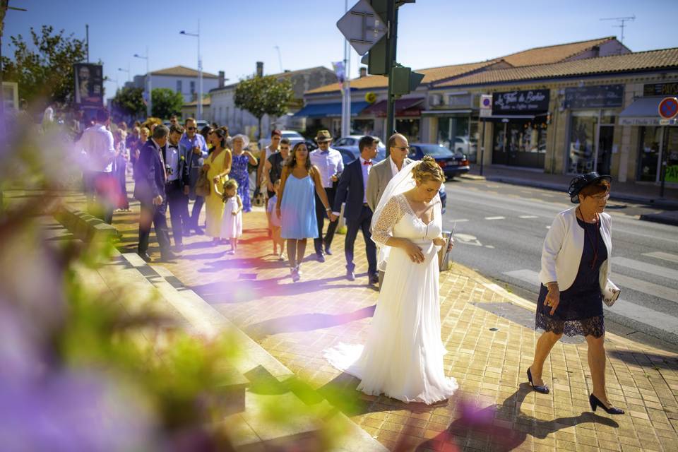 On tient la robe la mariée