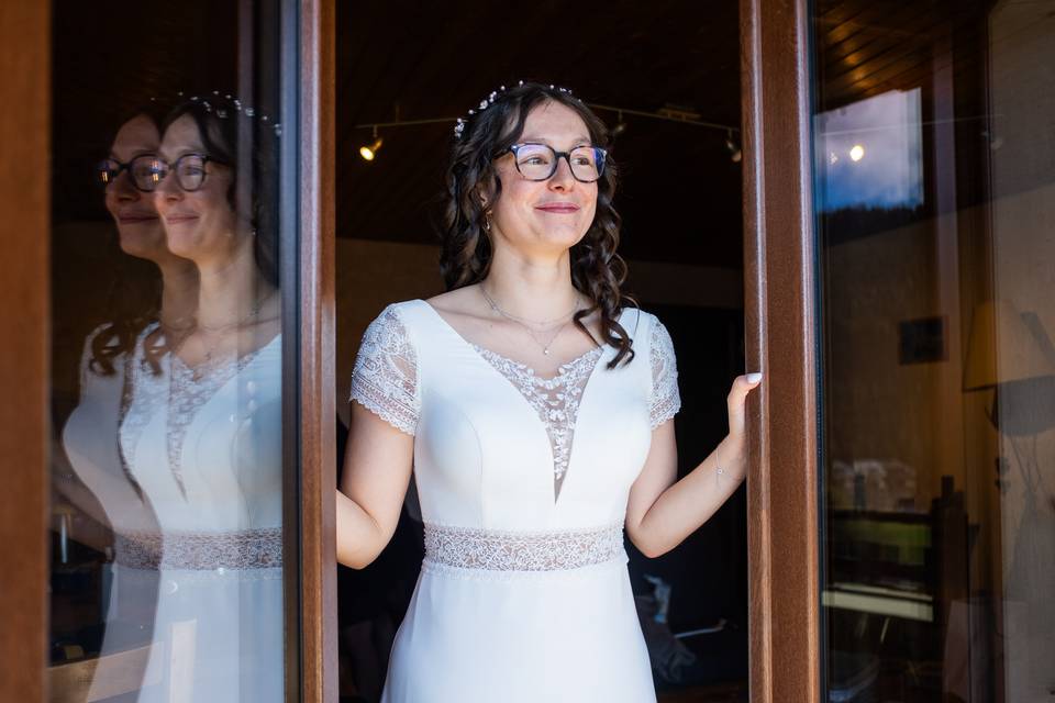 Mariée à la fenêtre