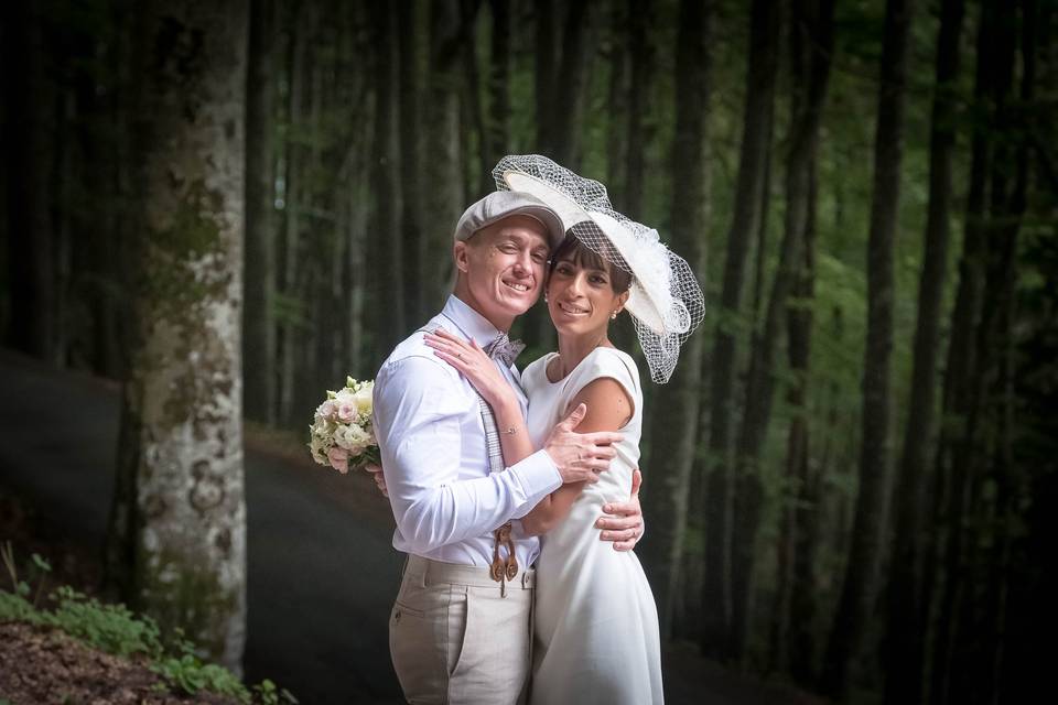Regard complice dans la forêt
