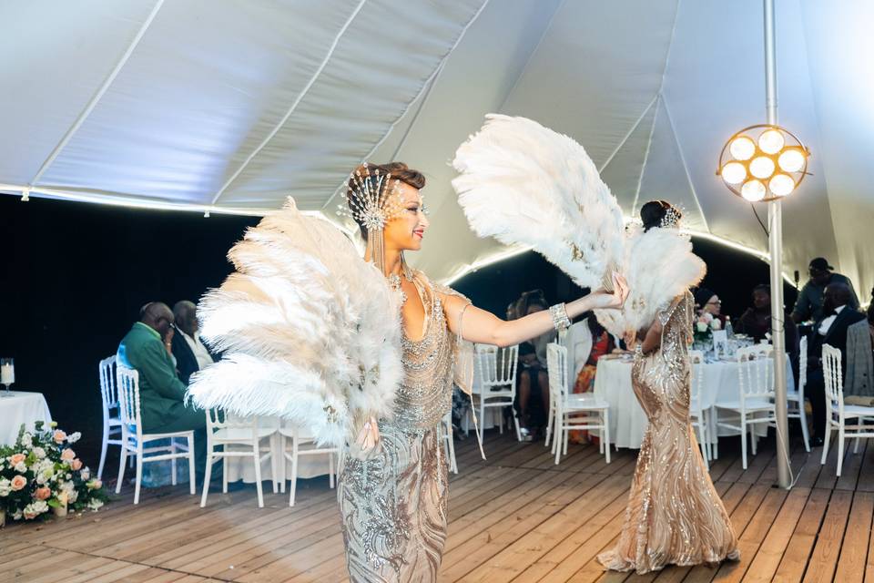 Danseuse de cabaret interagissant avec le public