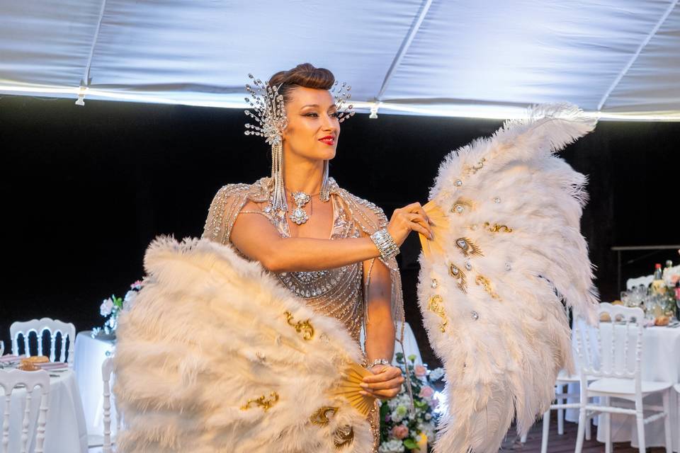 Danseuse de cabaret posant avec plumes