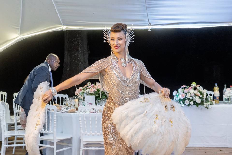 Danseuse ouvrant ses éventails blancs sur scène