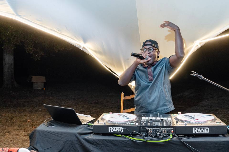 DJ animant la foule avec un micro