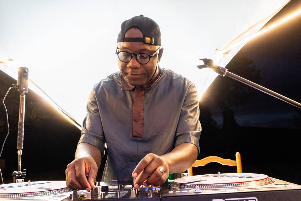 DJ concentré mixant sous les projecteurs