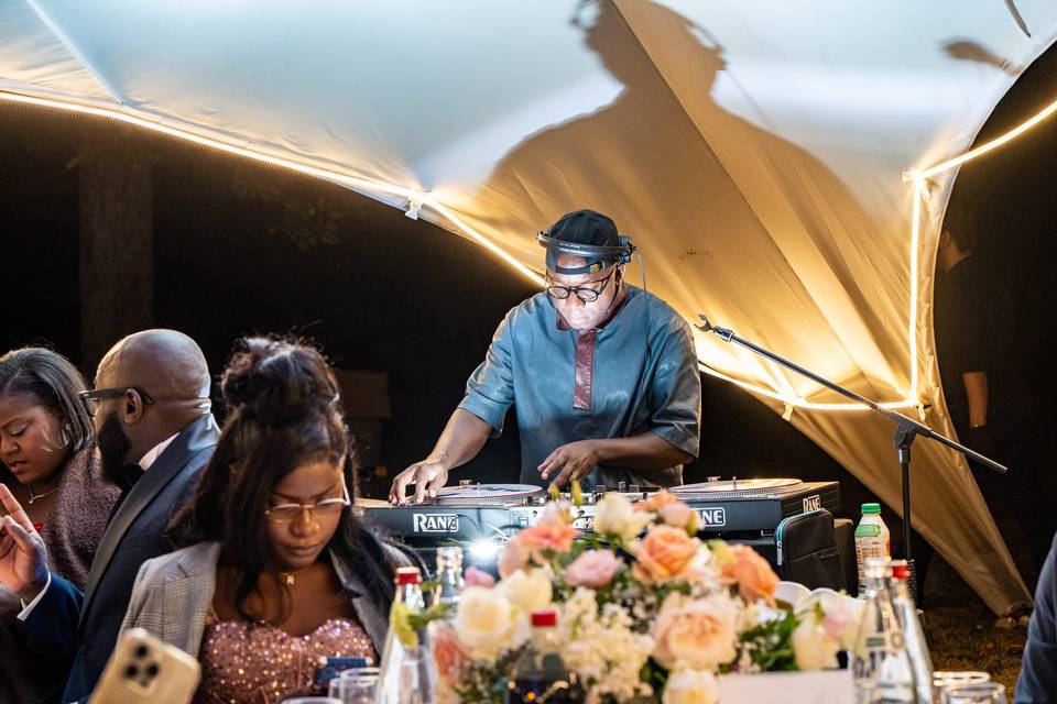 DJ se produisant derrière un arrangement floral