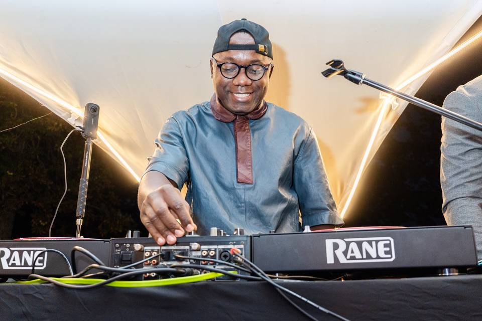 DJ souriant aux platines pendant la soirée
